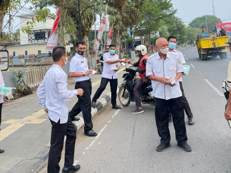 Cegah Dampak Kabut Asap, BKPSDM Muba Bagikan Masker ke Masyarakat – Detiktoday.com