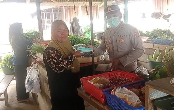 Polsek Bomberay Dampingi Pembagian 200 Masker Gratis di Tengah Dampak Karhutla – Detiktoday.com