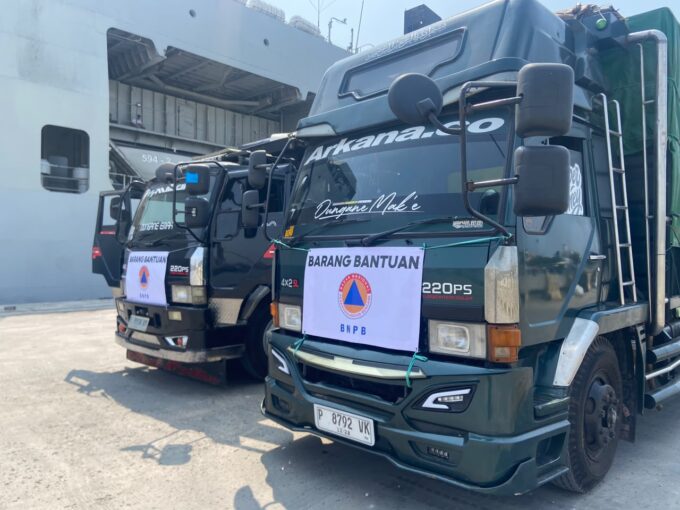 TNI AL KERAHKAN KRI TELUK PARIGI-539 ANGKUT BANTUAN LOGISTIK BENCANA GEMPA BUMI NTT KE MAUMERE