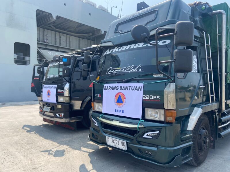 TNI AL KERAHKAN KRI TELUK PARIGI-539 ANGKUT BANTUAN LOGISTIK BENCANA GEMPA BUMI NTT KE MAUMERE