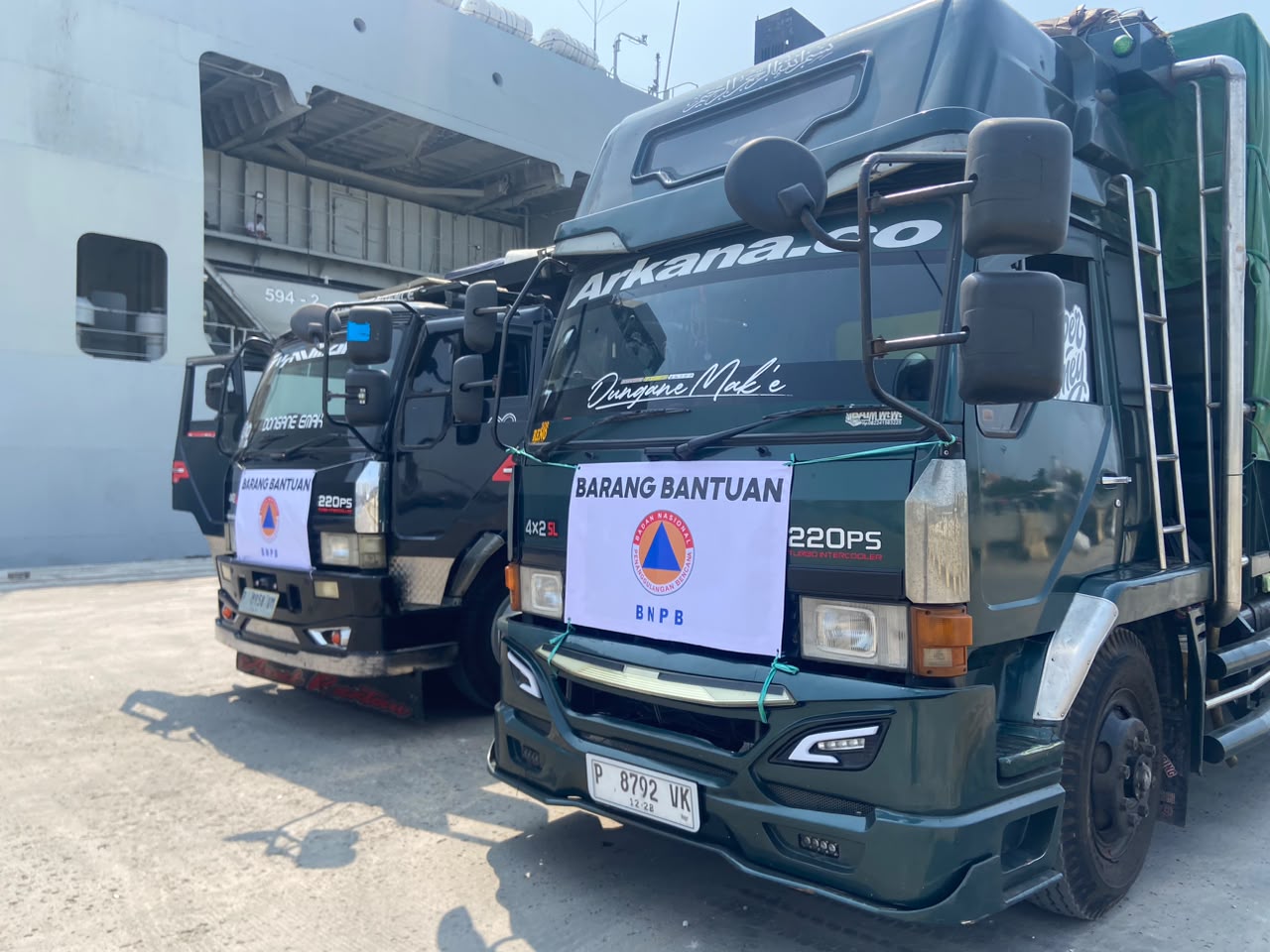 TNI AL KERAHKAN KRI TELUK PARIGI-539 ANGKUT BANTUAN LOGISTIK BENCANA GEMPA BUMI NTT KE MAUMERE