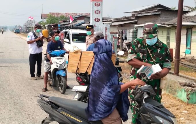 Lawan Asap Karhutla, Sinergitas Koramil Bomberay dan Polsek Bagikan Masker Untuk Warga – Detiktoday.com