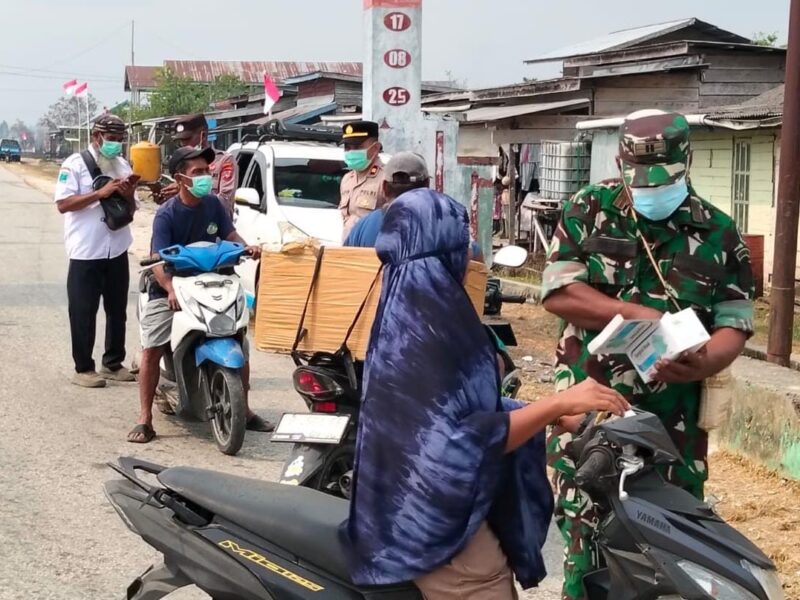 Lawan Asap Karhutla, Sinergitas Koramil Bomberay dan Polsek Bagikan Masker Untuk Warga – Detiktoday.com