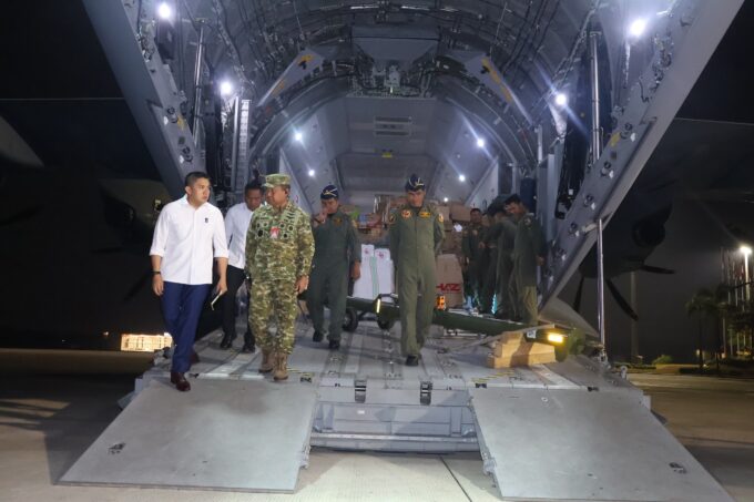 Komandan Lanud Halim Dampingi Sekretaris Kabinet, Tinjau Pengiriman Bantuan Bencana NTT