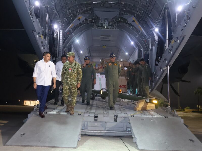 Komandan Lanud Halim Dampingi Sekretaris Kabinet, Tinjau Pengiriman Bantuan Bencana NTT