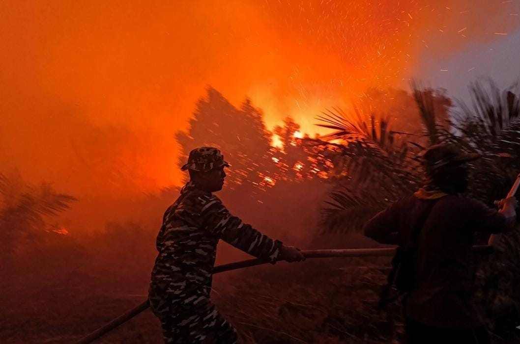 TANGGAP DARURAT KARHUTLA, TNI AL BERSAMA TIM GABUNGAN PADAMKAN KEBAKARAN LAHAN DI JAMBI