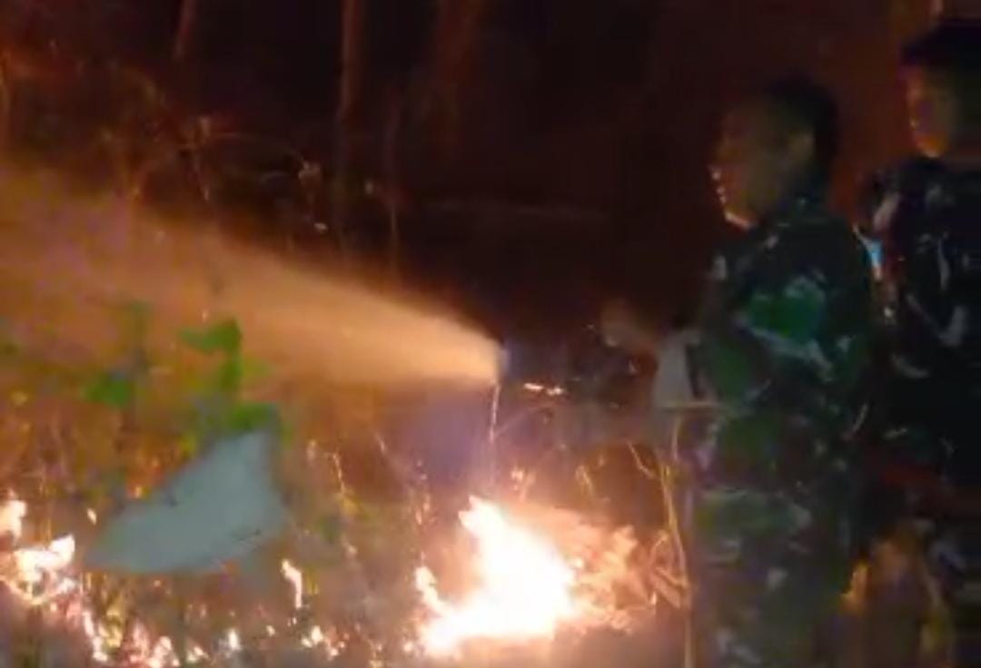 Babinsa Bersama Yon TP dan Warga, Padamkan Kebakaran Lahan di Gunung Krandegan