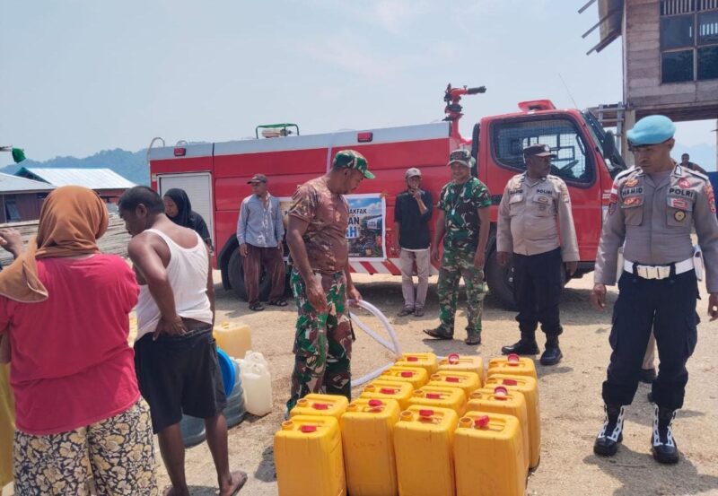 Sinergitas TNI-Polri Lawan Kekeringan, Air Bersih Disalurkan ke Warga Distrik Kokas – Detiktoday.com