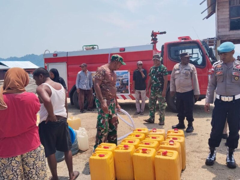Sinergitas TNI-Polri Lawan Kekeringan, Air Bersih Disalurkan ke Warga Distrik Kokas – Detiktoday.com