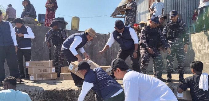TNI AL DAN BANK INDONESIA SALURKAN BANTUAN KEMANUSIAAN MASYARAKAT TERDAMPAK GEMPA BUMI DI WAIWERANG, NTT