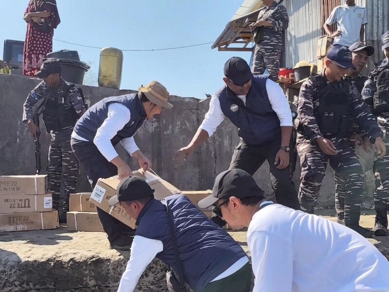TNI AL DAN BANK INDONESIA SALURKAN BANTUAN KEMANUSIAAN MASYARAKAT TERDAMPAK GEMPA BUMI DI WAIWERANG, NTT