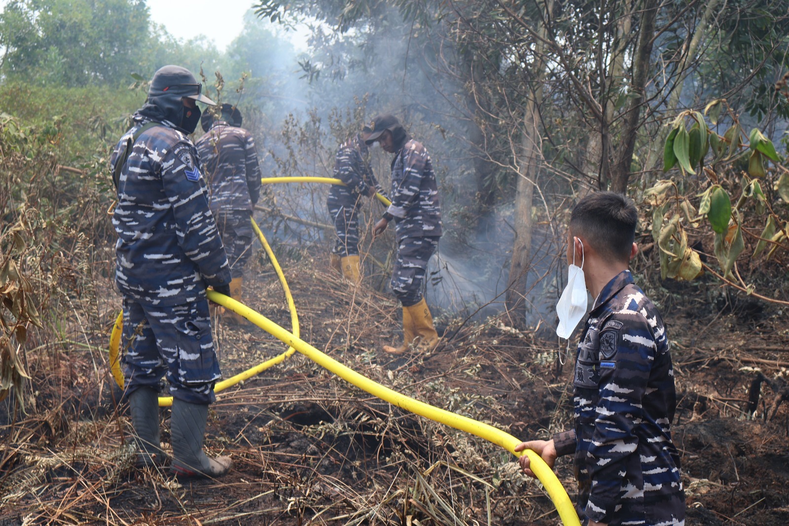 Aksi Cepat Lanal Banjarmasin Padamkan Kebakaran Hutan Gambut di Kabupaten Banjar