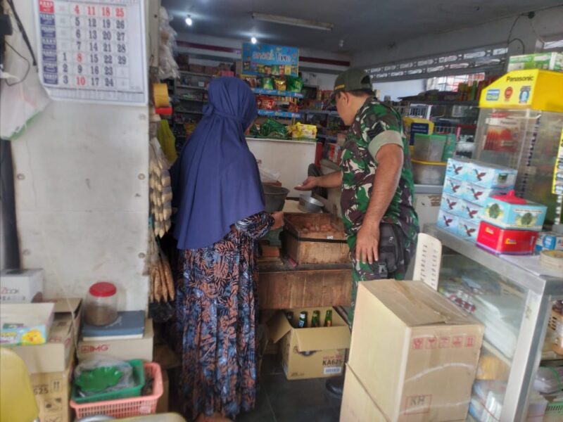 Monitoring Harga Sembako, Babinsa Kodim Ponorogo Blusukan Pasar