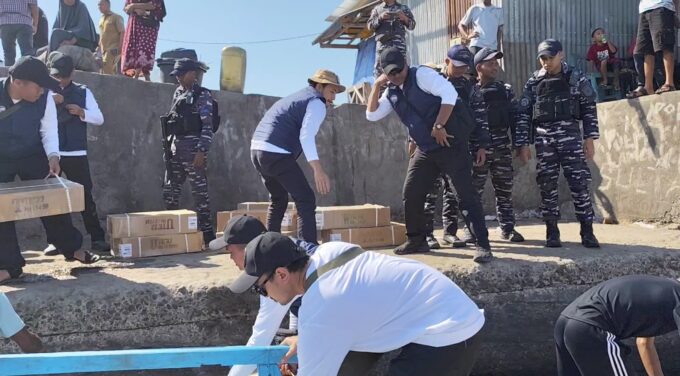 TEMBUS WILAYAH TERISOLIR, UNSUR UDARA TNI AL DISTRIBUSIKAN 1,2 TON BANTUAN LOGISTIK BENCANA DI NTT