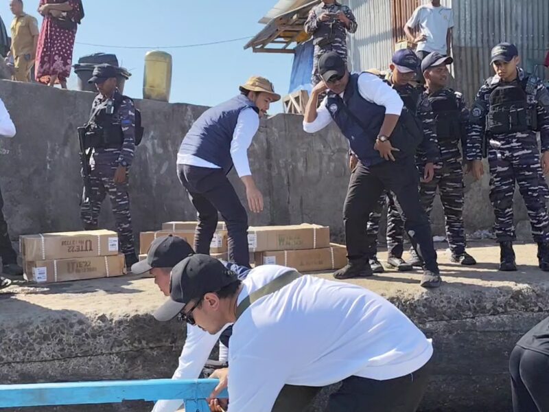 TEMBUS WILAYAH TERISOLIR, UNSUR UDARA TNI AL DISTRIBUSIKAN 1,2 TON BANTUAN LOGISTIK BENCANA DI NTT
