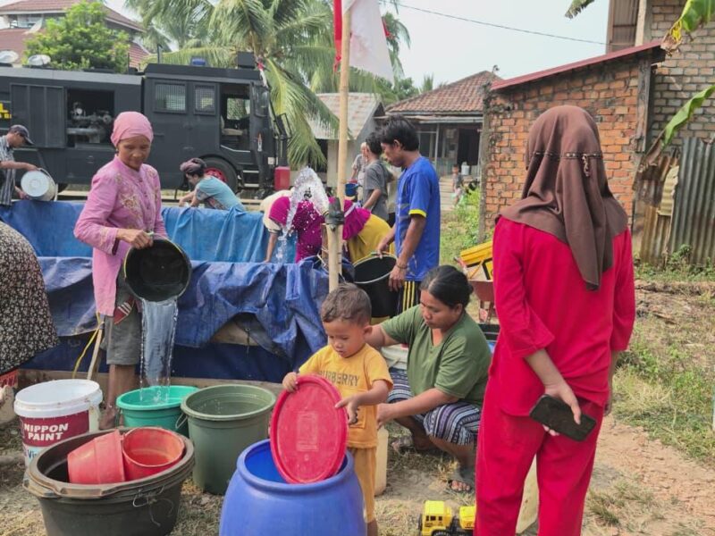 Brimob Jambi Salurkan Air Bersih untuk Warga Terdampak Kekeringan di Muaro Jambi – Detiktoday.com