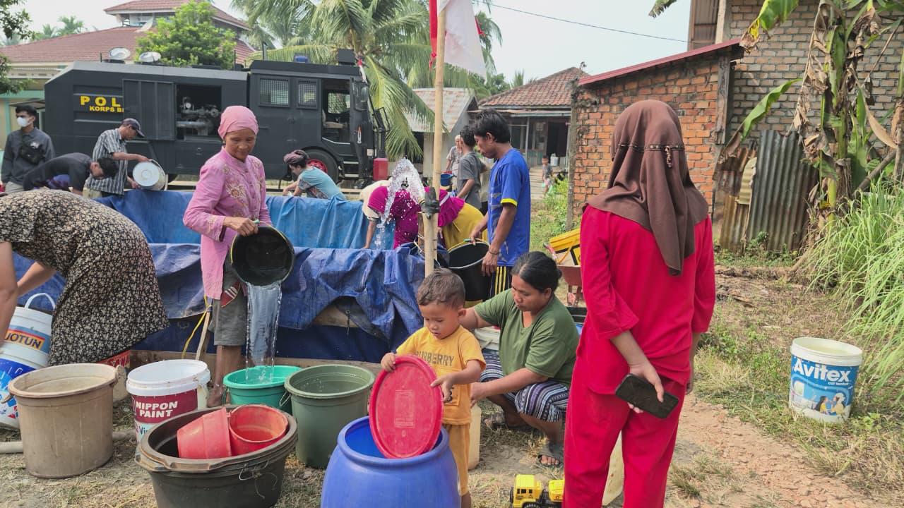Brimob Jambi Salurkan Air Bersih untuk Warga Terdampak Kekeringan di Muaro Jambi – Detiktoday.com