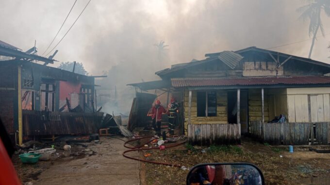 19 Rumah Terbakar di Cempaka Putih Jambi, Damkar Kerahkan 60 Personel – Detiktoday.com