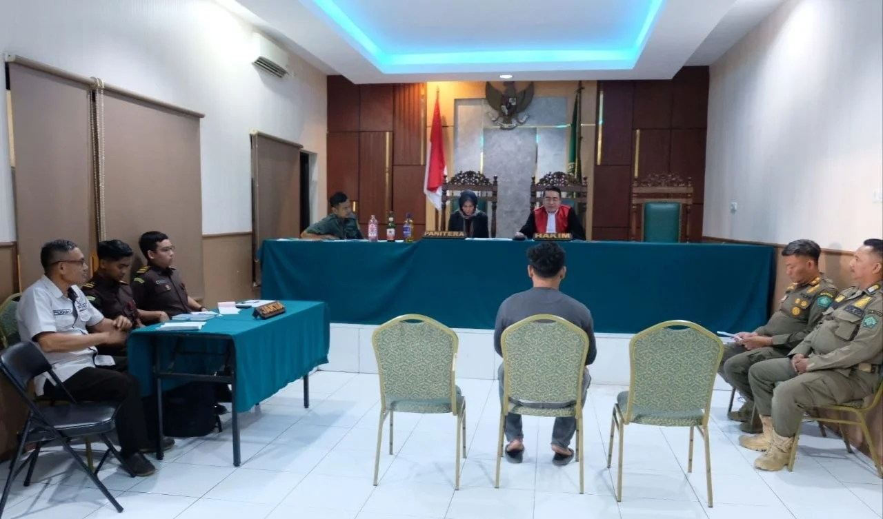 Sidang Tipiring Penjual Miras Ilegal Divonis Bersalah, Satpol PP Sidoarjo Tegaskan Tak Ada Toleransi bagi Pelanggar – Detiktoday.com