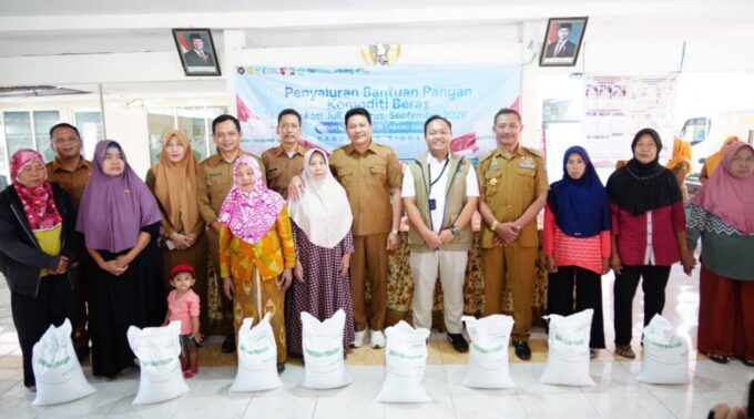 Bupati Subandi Pastikan Beras Layak dan Tepat Sasaran saat Salurkan Bantuan Pangan  di Sedati – Detiktoday.com