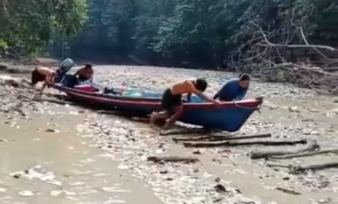Terisolir 10 Tahun! Warga Batu Tiga Kapuas Hulu Rela Jalan Kaki 7 Jam demi Sembako – Detiktoday.com