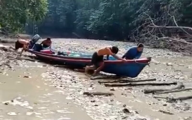 Terisolir 10 Tahun! Warga Batu Tiga Kapuas Hulu Rela Jalan Kaki 7 Jam demi Sembako – Detiktoday.com