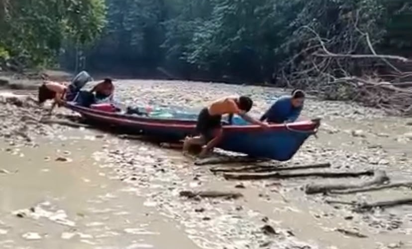Terisolir 10 Tahun! Warga Batu Tiga Kapuas Hulu Rela Jalan Kaki 7 Jam demi Sembako – Detiktoday.com