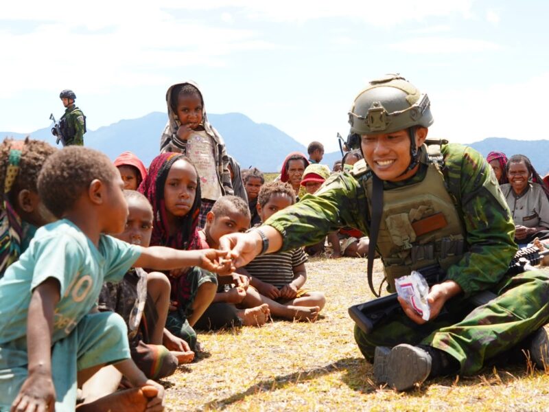 Tembus Medan Ekstrem, Koops TNI Habema Berhasil Salurkan 2 Ton Bantuan Kemanusiaan ke Tiga Distrik di Kabupaten Puncak