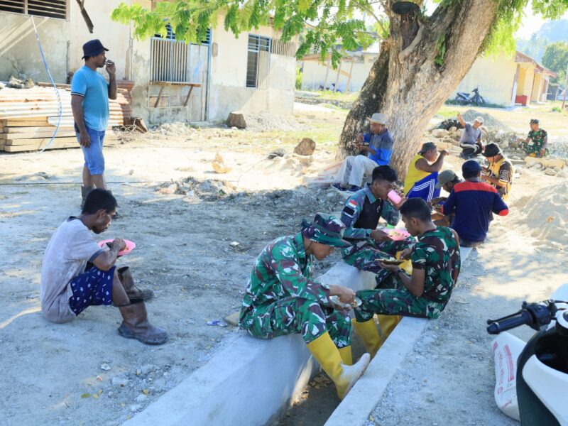 Hangatnya Kebersamaan, Satgas TMMD ke-129 Kodim 1505/Tidore Makan Bersama Warga di Lokasi Pekerjaan