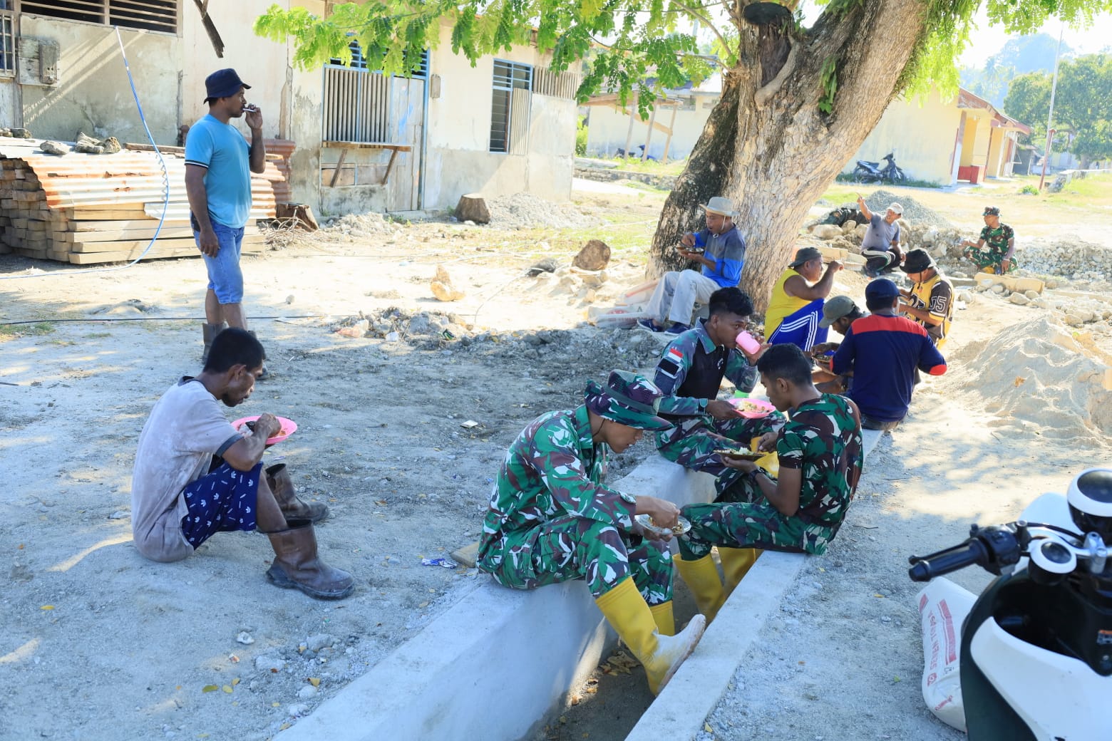 Hangatnya Kebersamaan, Satgas TMMD ke-129 Kodim 1505/Tidore Makan Bersama Warga di Lokasi Pekerjaan