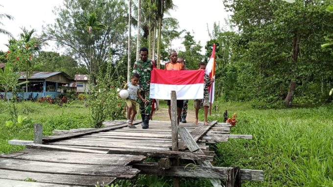Semangat Kemerdekaan Berkibar di Kampung Sesor, Satgas TMMD Ke-129 Kodim 1807/Sorong Selatan Pasang Bendera Merah Putih