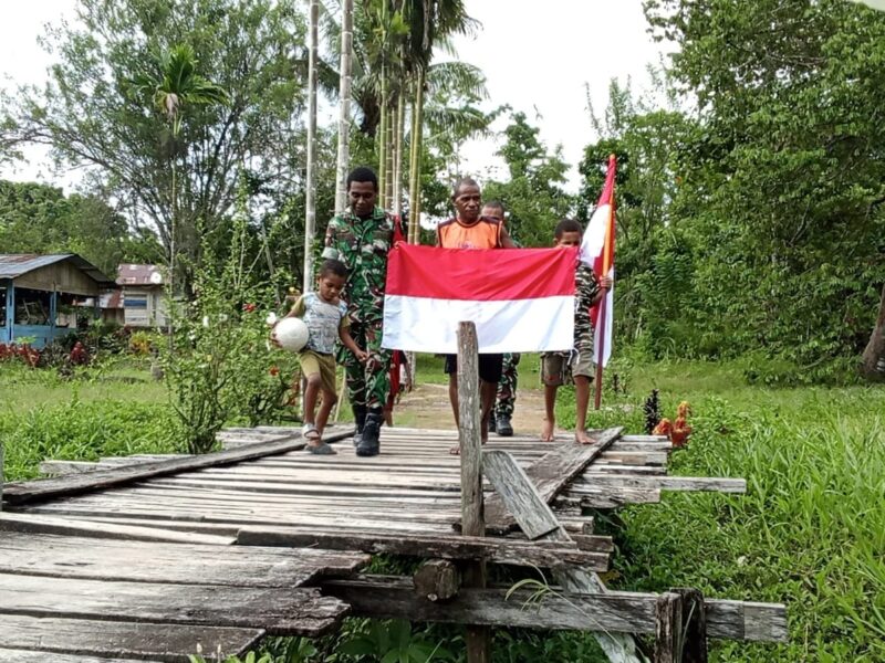 Semangat Kemerdekaan Berkibar di Kampung Sesor, Satgas TMMD Ke-129 Kodim 1807/Sorong Selatan Pasang Bendera Merah Putih