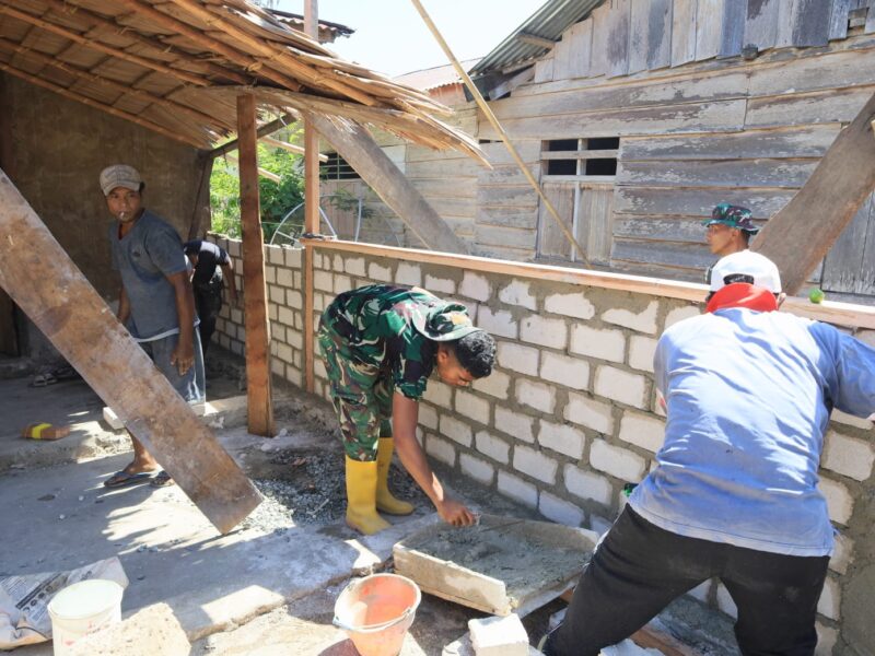Satgas TMMD ke-129 Kodim 1505/Tidore Bangun Rumah Layak Huni untuk Warga Kurang Mampu di Wasile Tengah