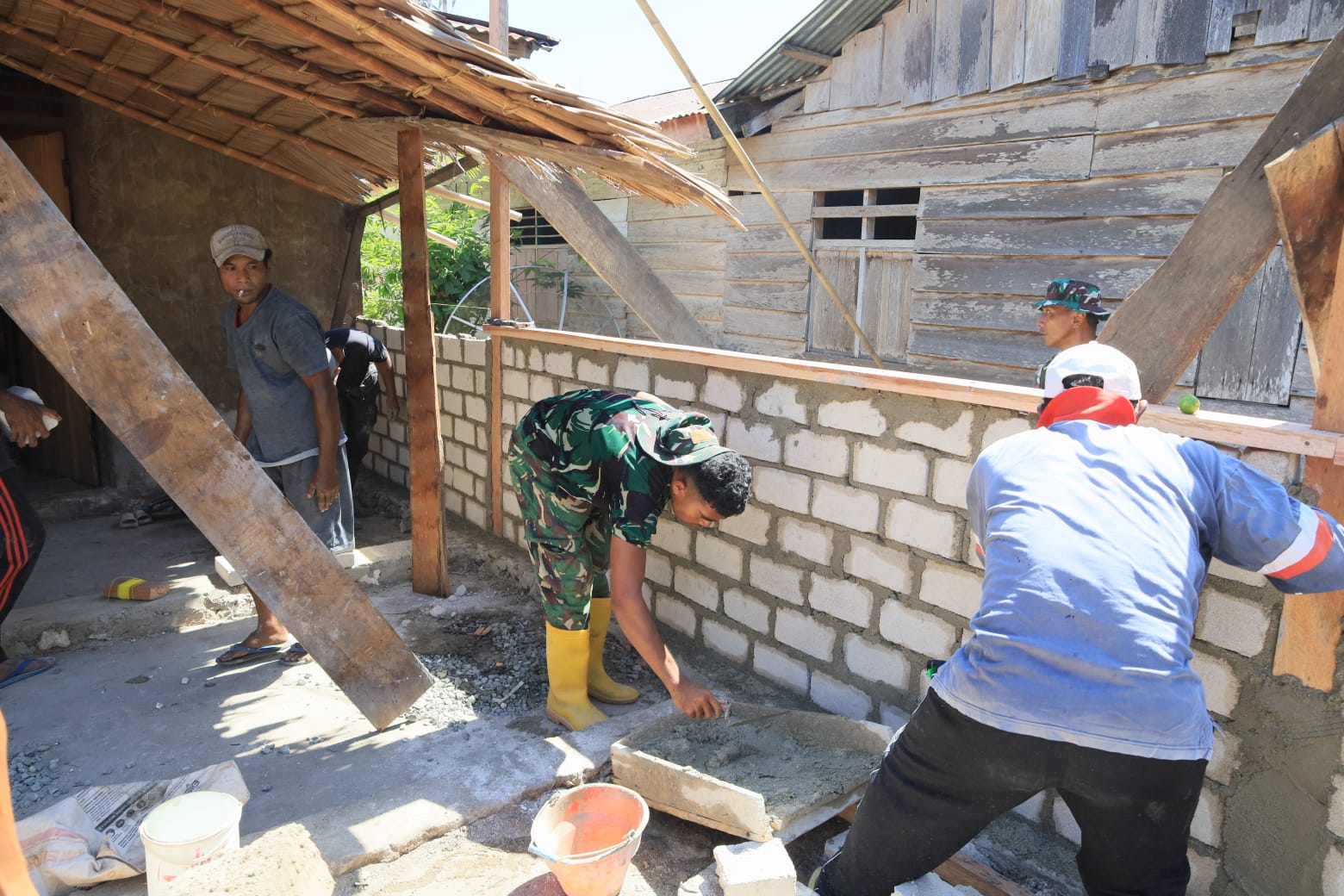 Satgas TMMD ke-129 Kodim 1505/Tidore Bangun Rumah Layak Huni untuk Warga Kurang Mampu di Wasile Tengah