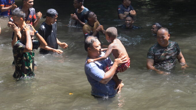 Kebersamaan Satgas TMMD Ke-129 dan Warga di Air Terjun Kampung Sesor, Wujud Kemanunggalan TNI dengan Rakyat yang Semakin Erat