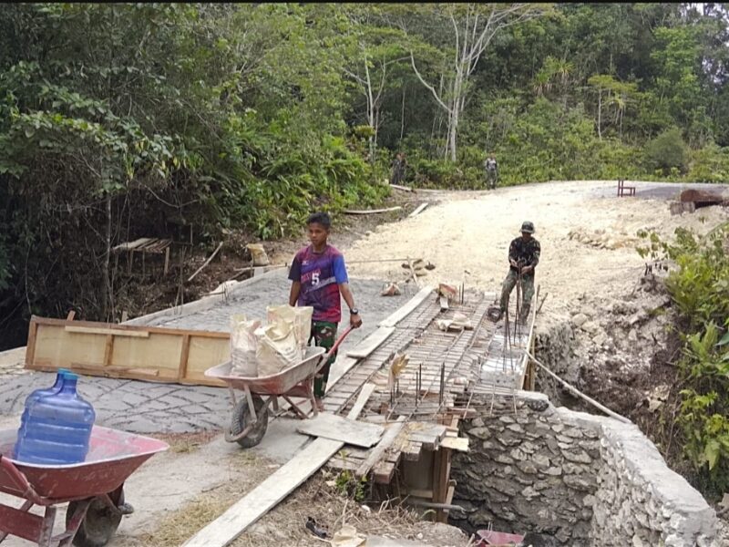 Rehab Jembatan TMMD Ke-129 Pengecoran Bagian Atas Jembatan Hampir Rampung, Akses Masyarakat Kampung Sesor Segera Lebih Aman dan Lancar