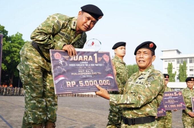 Kapusjaspermildas TNI Serahkan Hadiah Lomba Video Kreatif Bela Diri Taktis HUT Ke-11 Pusjaspermildas TNI