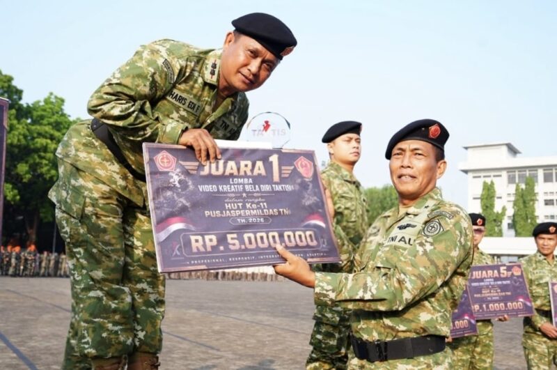 Kapusjaspermildas TNI Serahkan Hadiah Lomba Video Kreatif Bela Diri Taktis HUT Ke-11 Pusjaspermildas TNI