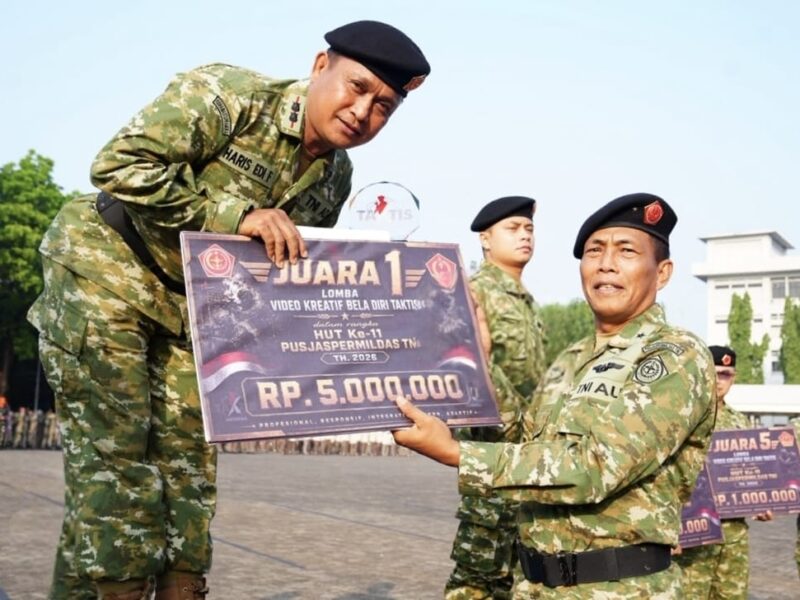 Kapusjaspermildas TNI Serahkan Hadiah Lomba Video Kreatif Bela Diri Taktis HUT Ke-11 Pusjaspermildas TNI
