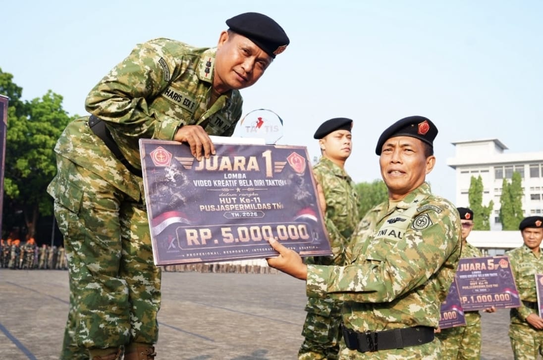 Kapusjaspermildas TNI Serahkan Hadiah Lomba Video Kreatif Bela Diri Taktis HUT Ke-11 Pusjaspermildas TNI