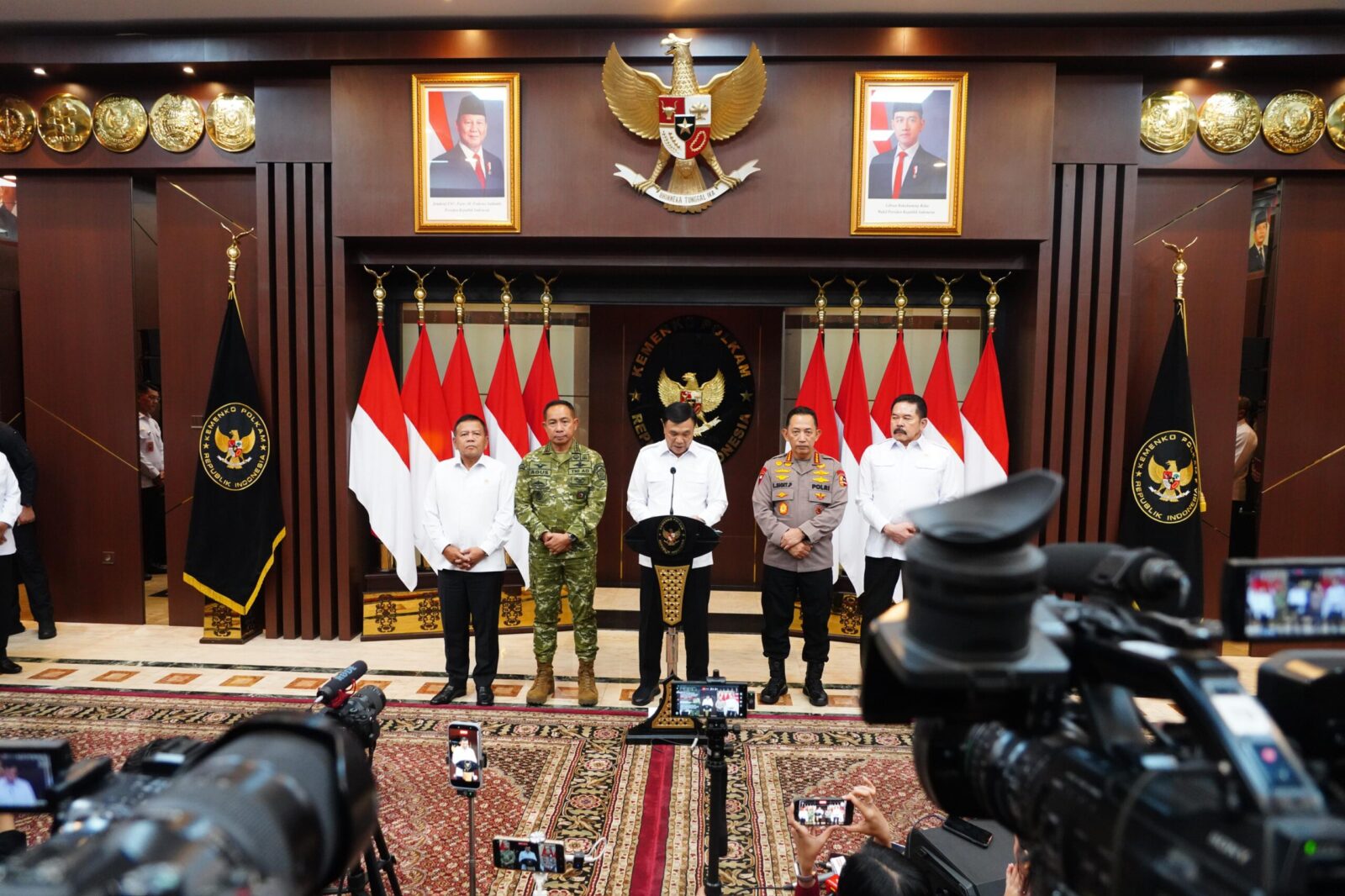 Panglima TNI Dampingi Menko Polkam Sampaikan Imbauan Jaga Kondusivitas Bangsa