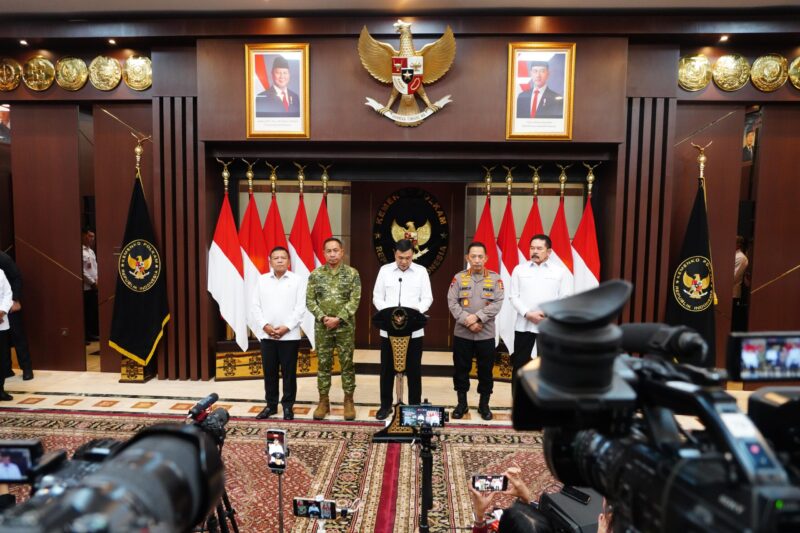 Panglima TNI Dampingi Menko Polkam Sampaikan Imbauan Jaga Kondusivitas Bangsa