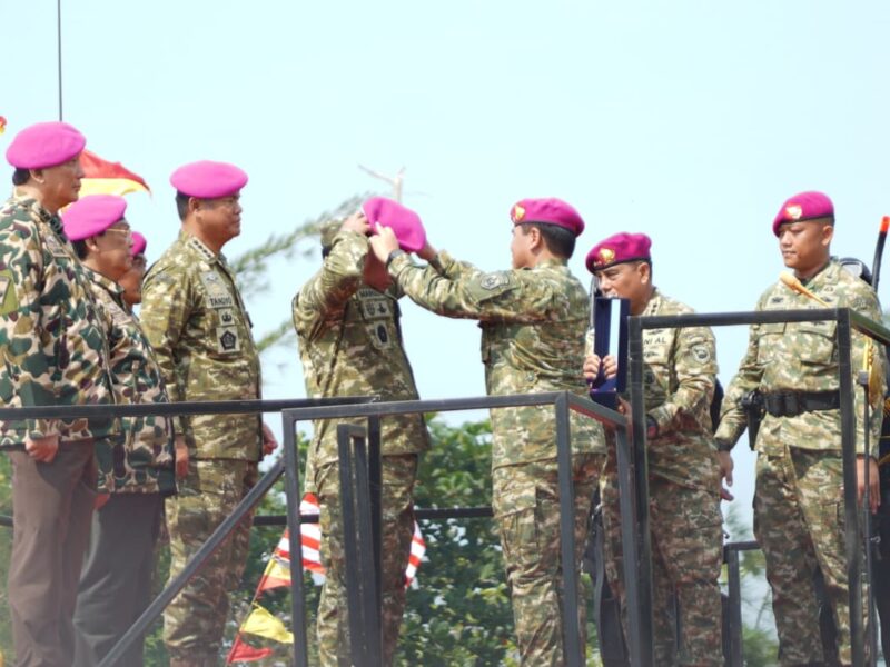 Wakil Panglima TNI dan Sejumlah Pejabat Negara Terima Warga Kehormatan dan Brevet Korps Marinir