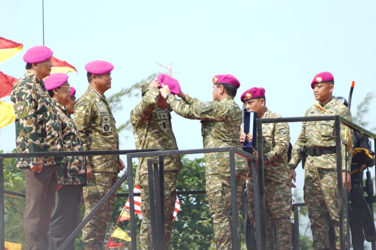 Wakil Panglima TNI dan Sejumlah Pejabat Negara Terima Warga Kehormatan dan Brevet Korps Marinir