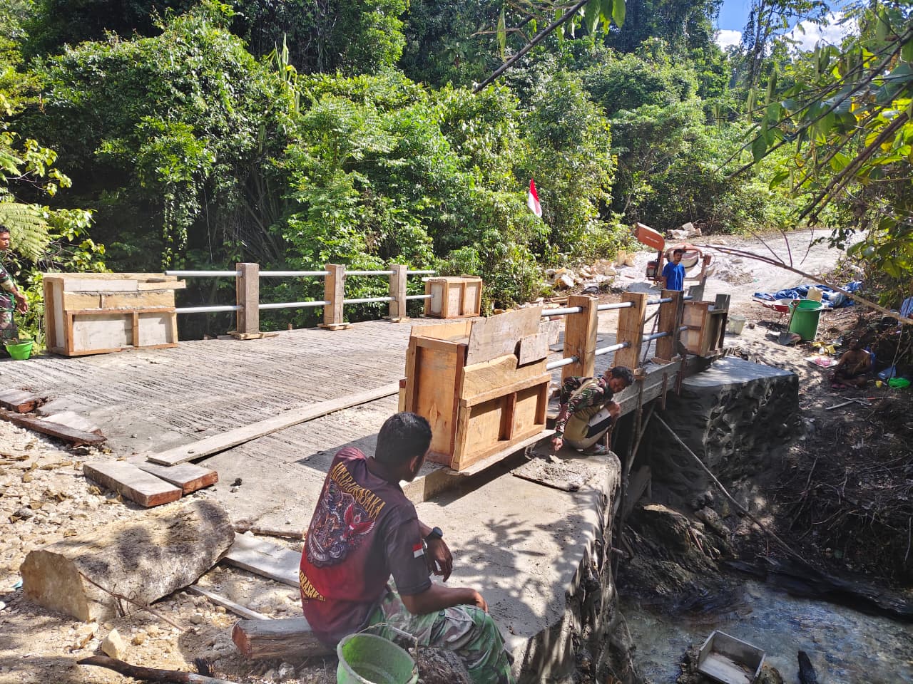 Rehab Jembatan TMMD Ke-129 Kodim 1807/Sorong Selatan Hampir Rampung, Perkuat Akses dan Tingkatkan Mobilitas Warga Kampung Sesor