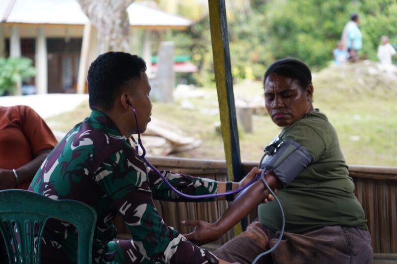 Satgas TMMD Ke-129 Pastikan Kesehatan Warga Masyarakat dan Personel Tetap Prima Demi Suksesnya TMMD di Kampung Sesor
