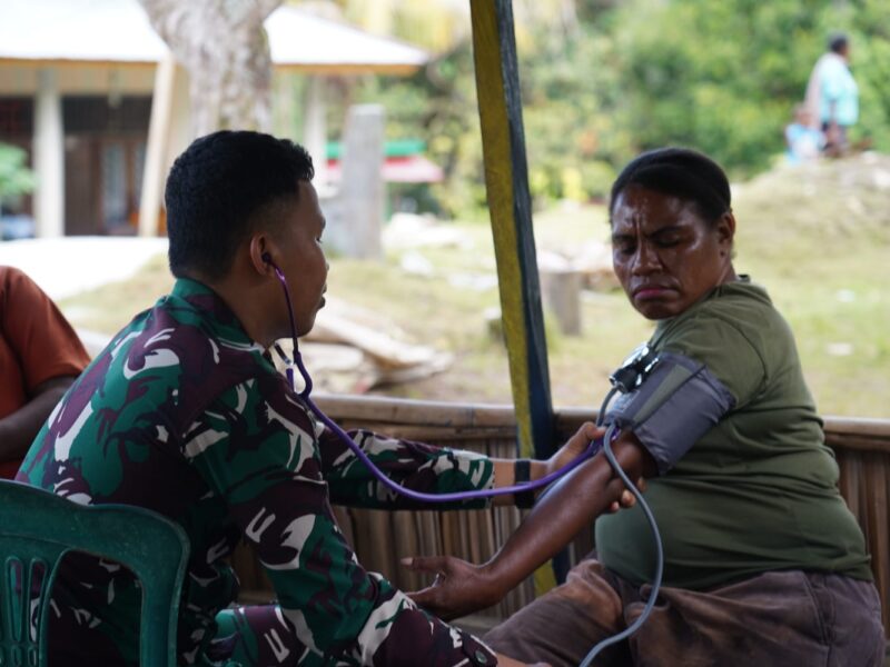 Satgas TMMD Ke-129 Pastikan Kesehatan Warga Masyarakat dan Personel Tetap Prima Demi Suksesnya TMMD di Kampung Sesor