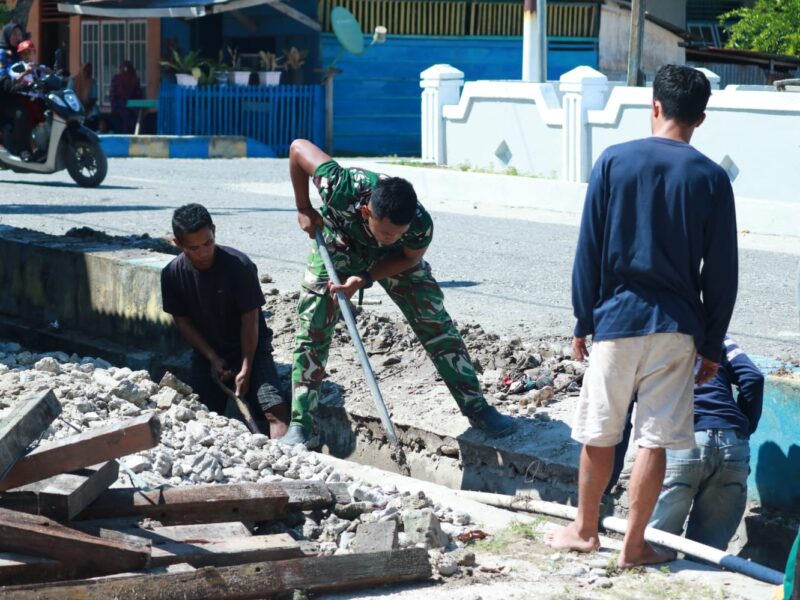 Bahu Membahu Demi Desa Sehat, Satgas TMMD Bersama Warga Bersihkan Saluran Air