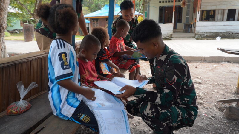 Canda dan Tawa Warnai TMMD Ke-129, Kedekatan Satgas TNI dengan Anak-Anak Kampung Sesor Semakin Erat