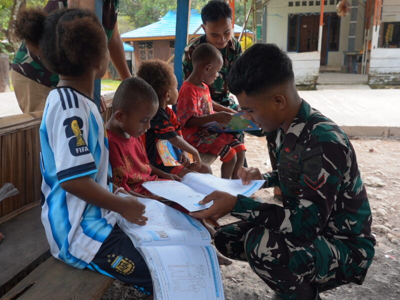 Canda dan Tawa Warnai TMMD Ke-129, Kedekatan Satgas TNI dengan Anak-Anak Kampung Sesor Semakin Erat